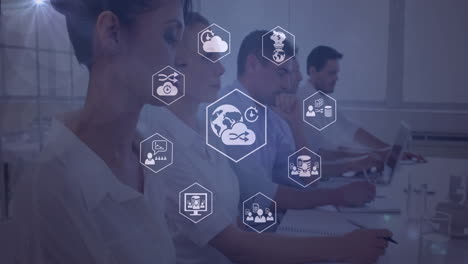 múltiples iconos digitales contra un grupo de colegas de oficina que trabajan en la oficina