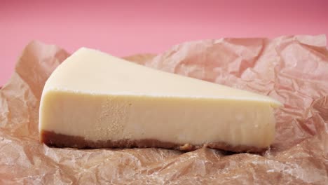 una rebanada de pastel de queso cremoso