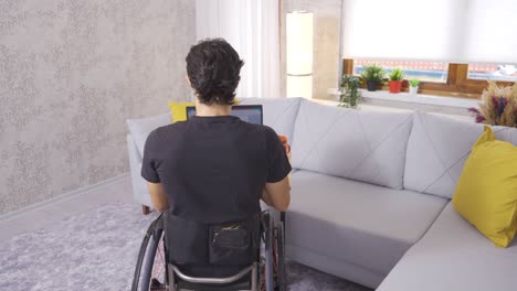 persona discapacitada que trabaja con un portátil.