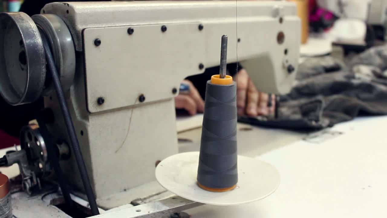 la aguja de la máquina de coser se mueve rápidamente arriba y abajo 2