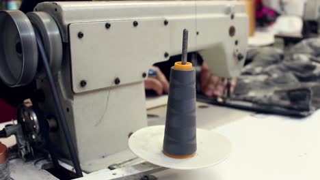 la aguja de la máquina de coser se mueve rápidamente arriba y abajo 2