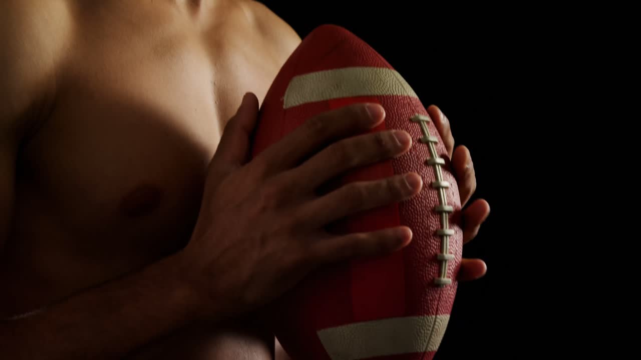 Giocatore di football americano con il pallone in mano 4k
