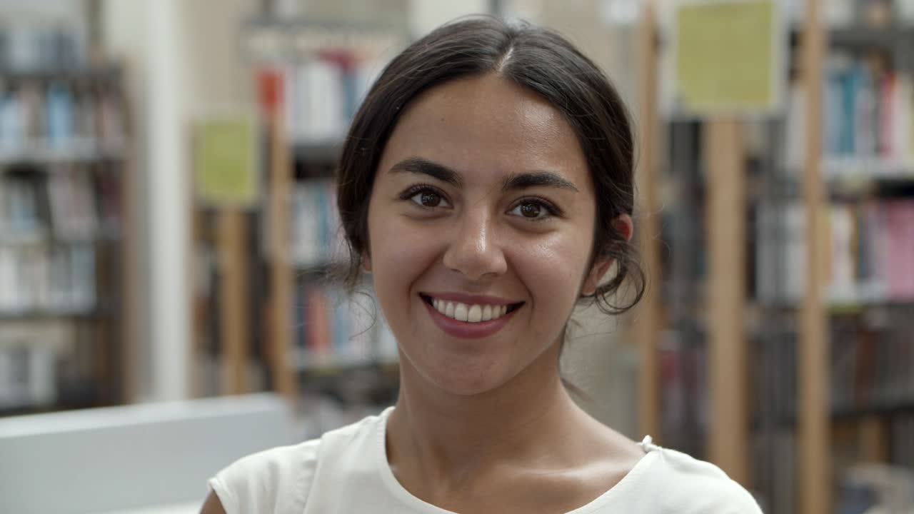 hermosa mujer asiática posando en la biblioteca