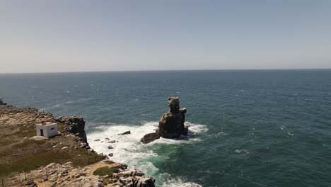 Nau-Dos-Corvos-O-Barco-De-Cuervos,-Cabo-Carvoeiro,-Peniche-En-Portugal