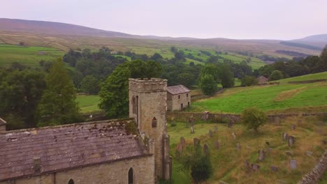 Drone-Antena-Inversa-De-La-Iglesia-En-Los-Valles-De-Yorkshire