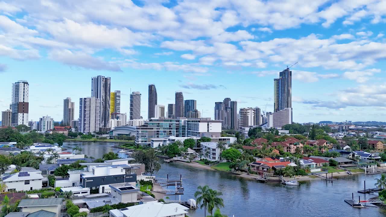 브로드비치, 즐랜드의 스카이라인과 강