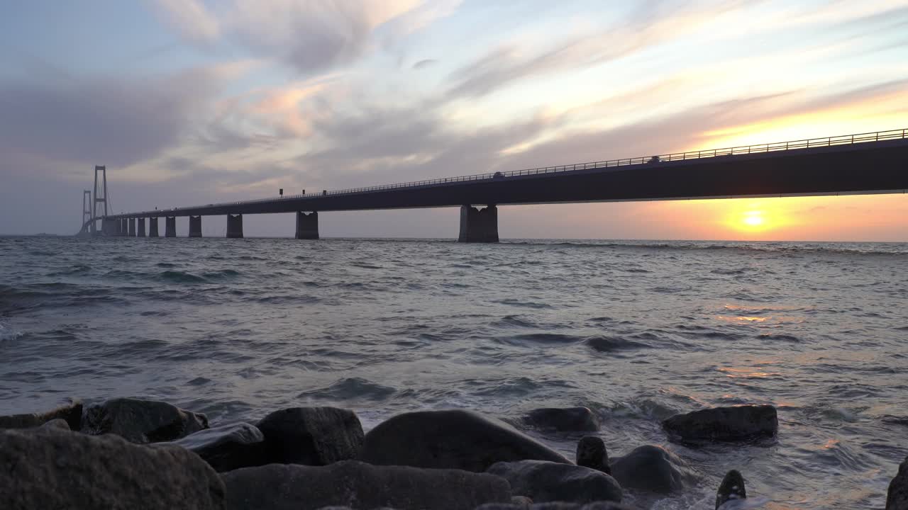 해가 지면 에 있는 그레이트 벨트 다리