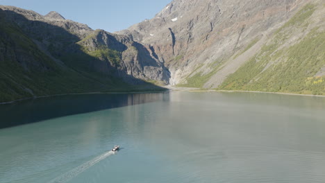 navegando en el fiordo idílico con los alpes de lyngen cerca de tromso, el condado de troms og finnmark en noruega