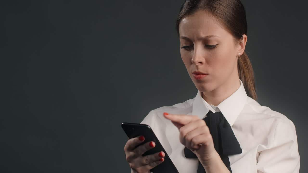 mujer mirando smartphone