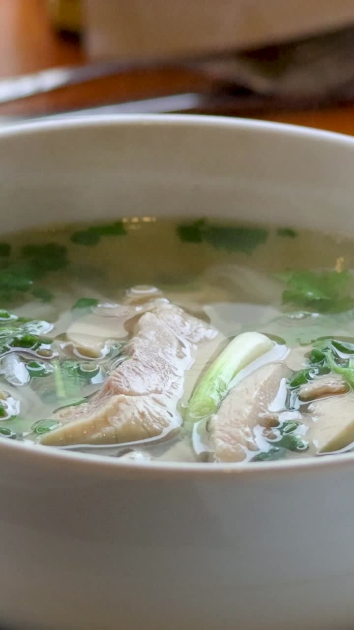 sopa de pho vietnamita caliente con el vapor subiendo
