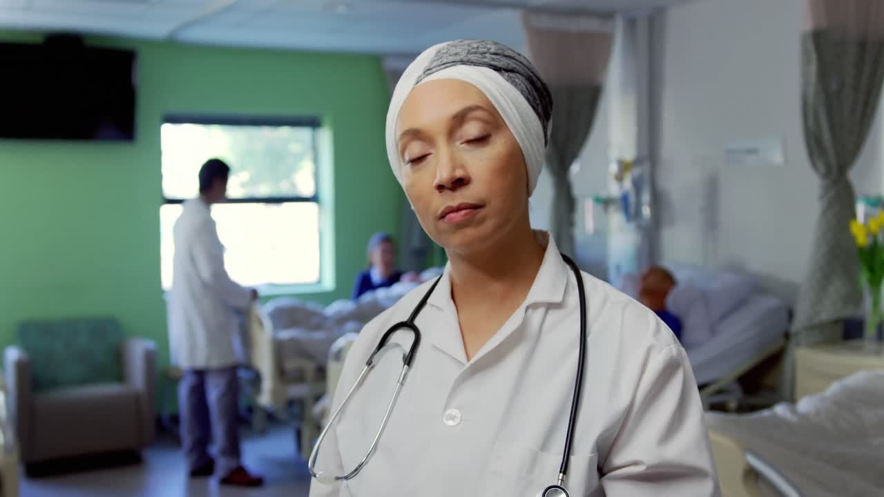 médica que usa una tableta digital 4k