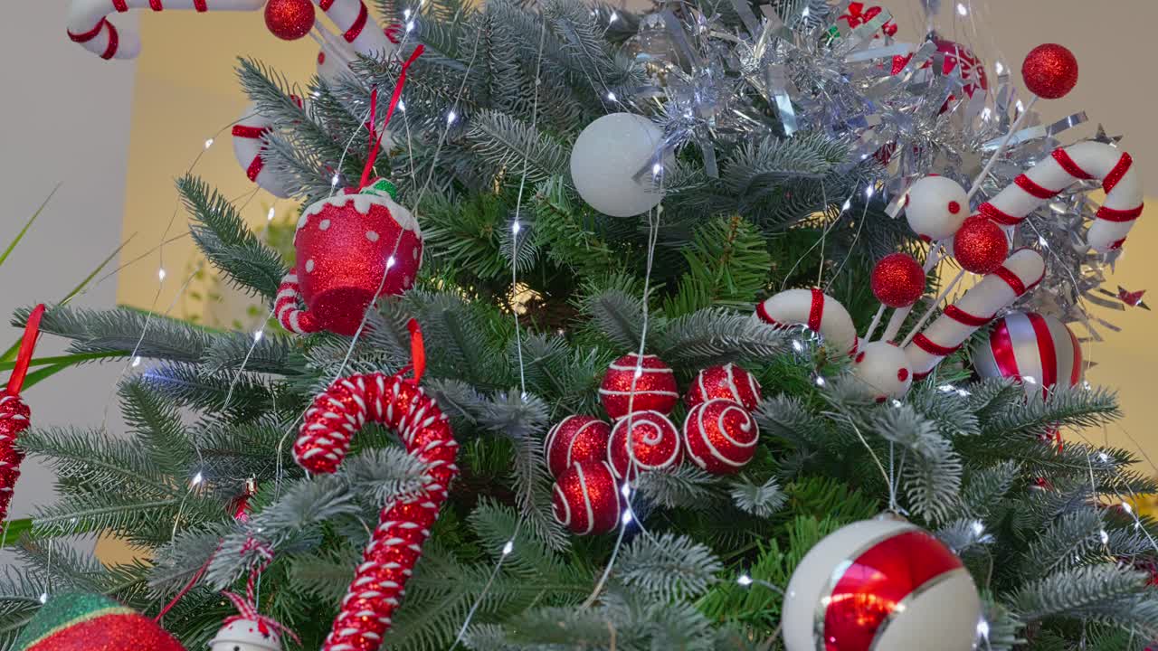 árbol de navidad con luces de hadas y adornos