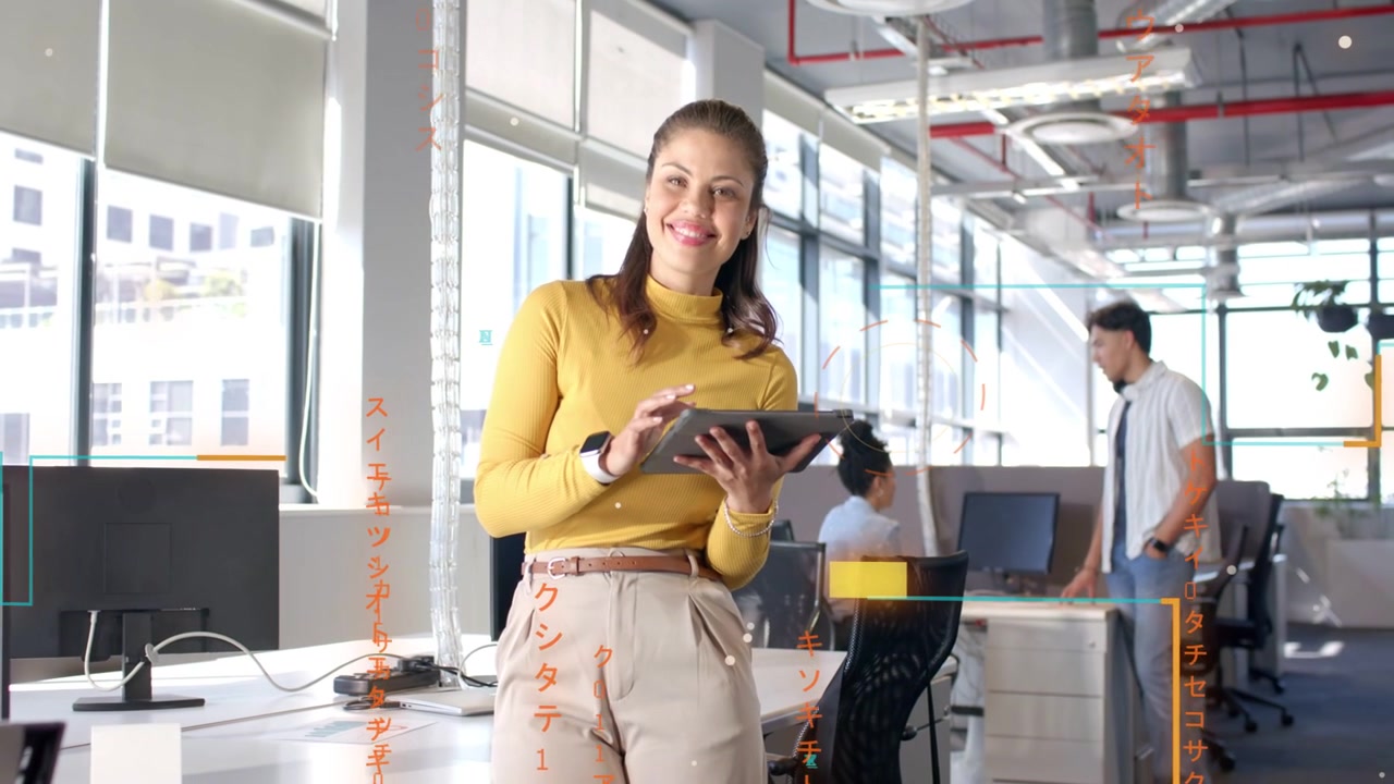 Video vertical: Mujer interactuando con una tableta, revisando y visualizando gráficos naranjas con datos empresariales.
