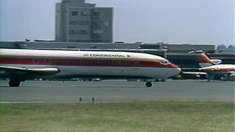 zoom lento en la aerolínea continental en la pista en la década de 1980