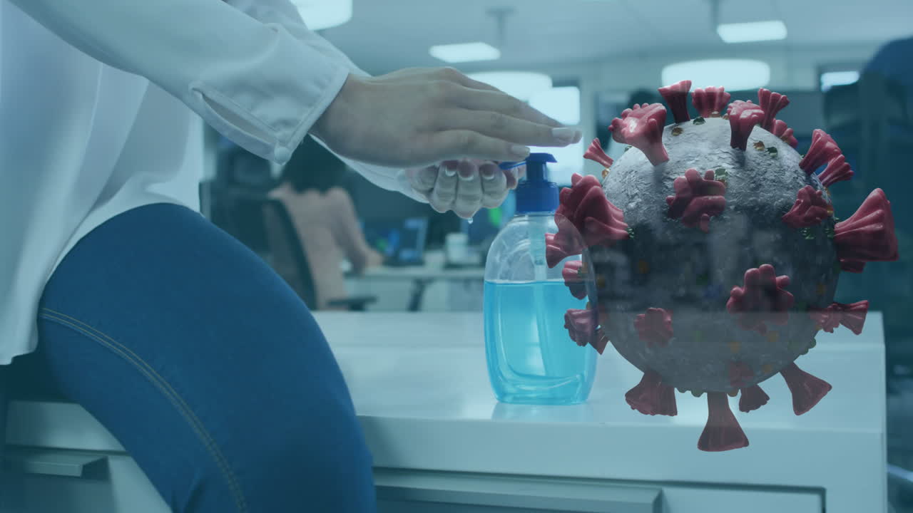 animación de una célula de covid-19 girando con un hombre desinfectando las manos en la oficina