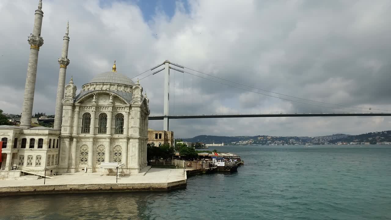 la mezquita de ortakoy y el puente del bósforo de estambul