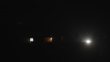 coche en el camino del campo en la noche oscura
