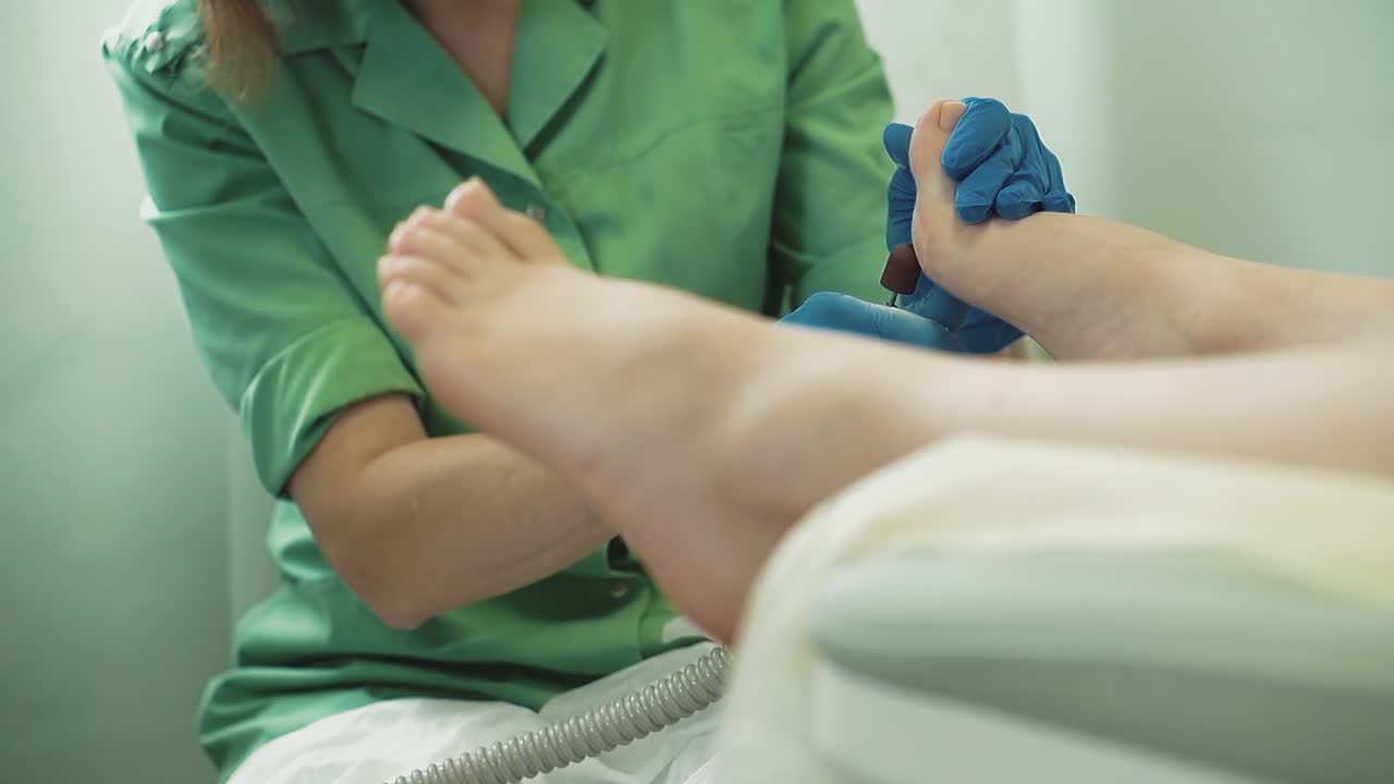 una chica bonita se sienta en una silla en un salón de belleza
