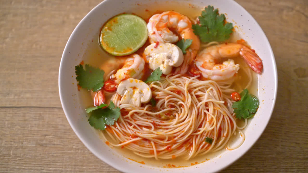 fideos con sopa picante y gambas en tazón blanco - estilo de comida asiática