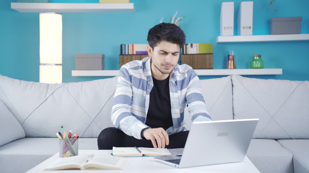 el joven que está durmiendo está cansado y perezoso.