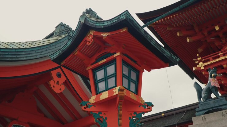 Et rigt dekoreret rødt pagodetårn med indviklede gyldne ornamenter og traditionelle buede taglinjer i Japan