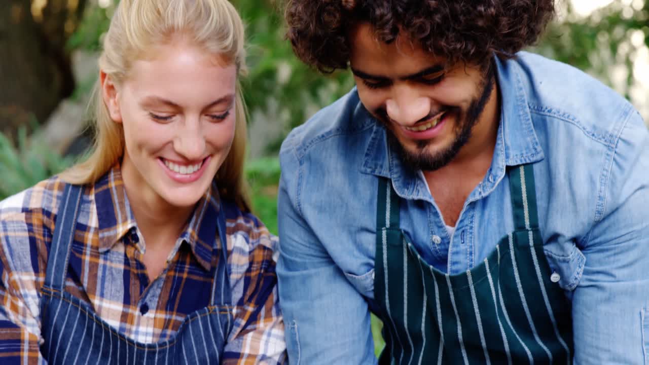 jardineros con zanahorias y patatas en el jardín