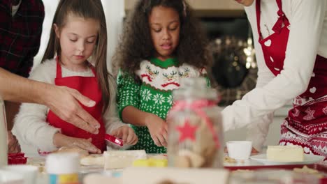 Familie-Backt-Gemeinsam-Kekse-Für-Weihnachten