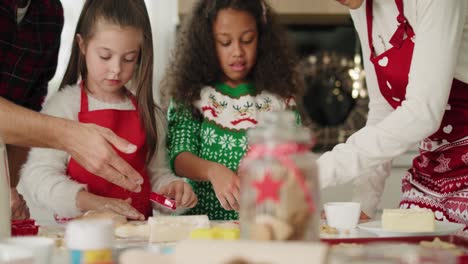 familia horneando galletas para navidad juntos