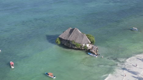 Cabaña-Costera-En-La-Hermosa-Isla-Tropical-De-La-Costa-De-Zanzíbar,-Tanzania,-Aérea