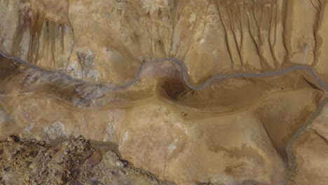 über-Der-Orangefarbenen-Rhyolith-Oberfläche-Im-Kerlingarfjöll-Gebirge,-Island