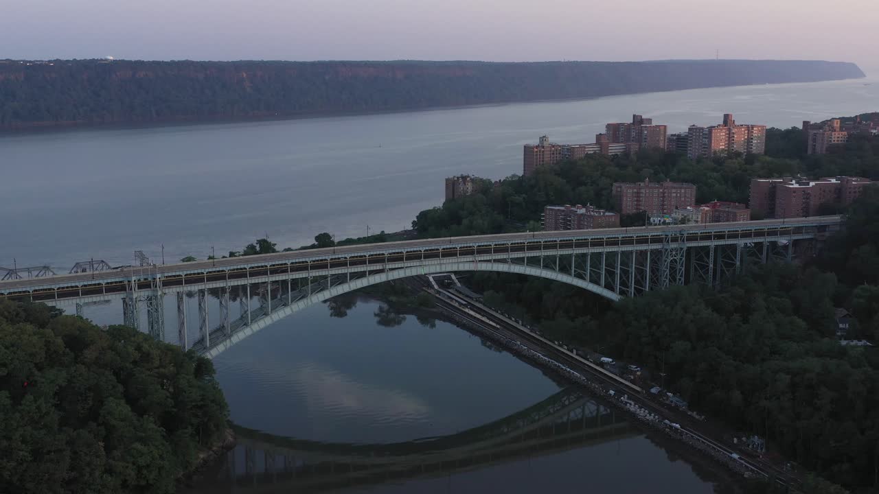 splendida orbita aerea del ponte henry hudson sulla punta di manhattan a new york city all'ora blu dell'alba