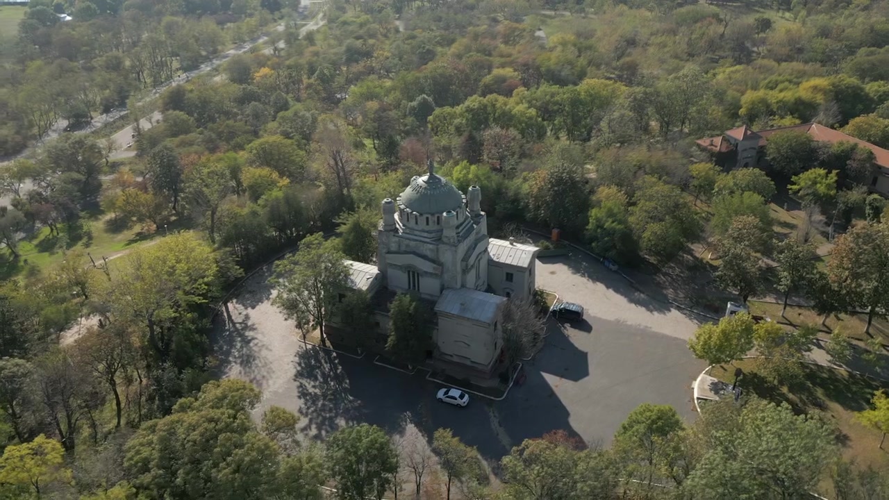 Crematorio Cenusa de estilo gótico, ciudad de Bucarest, Rumanía. Seguimiento de dron en primer plano 4K 30FPS