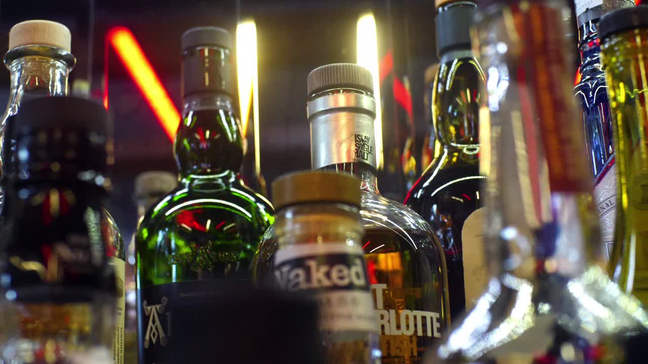 exhibición de bebidas alcohólicas en un bar