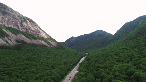 無人機拍攝的nh白山景觀高速公路,山,樹木和湖泊