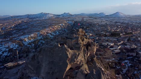 Ciudadela-Del-Castillo-De-Uchisar-En-Capadocia,-Turquía:-Majestuosa-Fortaleza-Rocosa-En-Un-Impresionante-Paisaje-Desértico,-Nevşehir-Türkiye