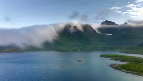 Nubes-Rodando-Sobre-Los-Picos-De-Las-Montañas-Durante-El-Amanecer-En-Noruega