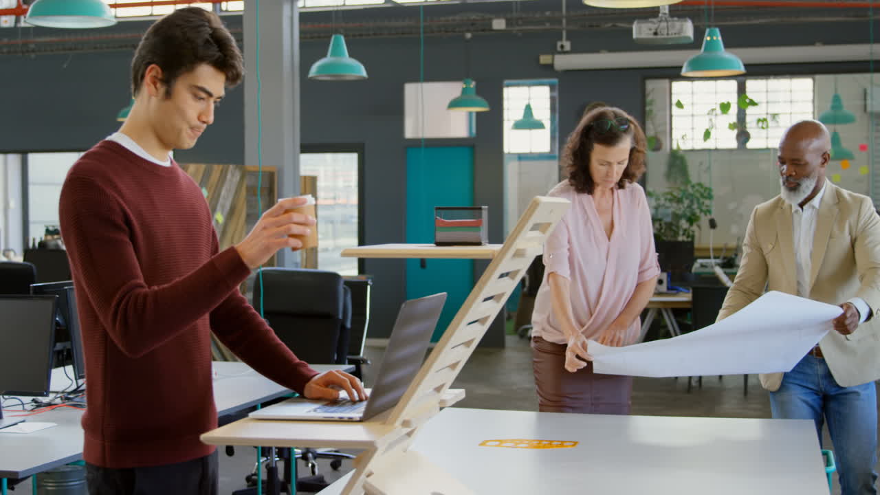 ejecutivos que trabajan en la oficina 4k