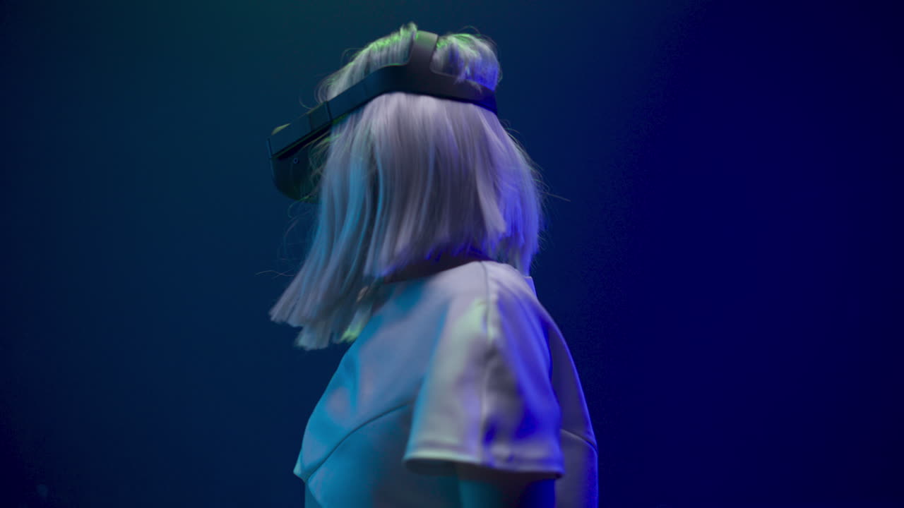 удивленная девушка наслаждается vr очками опыт крупного плана. игрок человек веселится