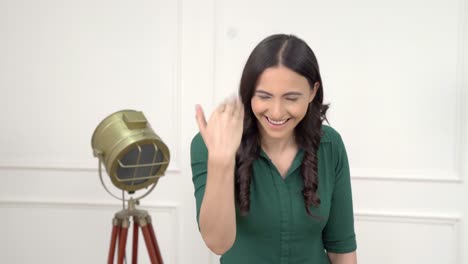 chica india señalando y llamando a alguien