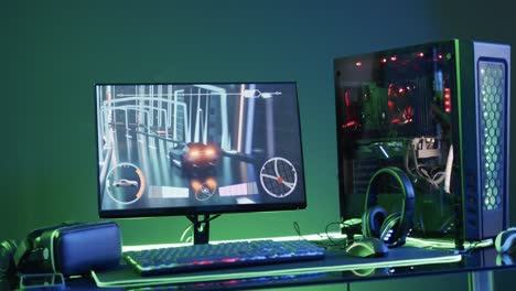 video de equipos de computadora y juegos en un escritorio con espacio de copia en un fondo de neón