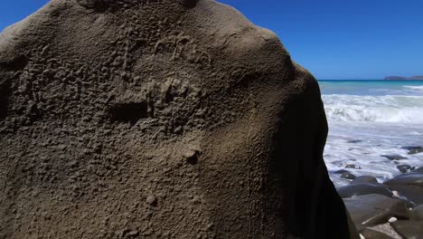 La-Belleza-Esculpida-De-La-Naturaleza:-Acantilados-Curvos,-Como-Esculturas,-Adornan-La-Costa-Mediterránea,-Tallados-Por-Olas-Blancas-De-La-Elegancia-Eterna-Del-Mar-Azul.