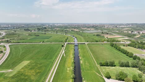 Flug-über-Einen-Deutschen-Fluss-Im-Grünen