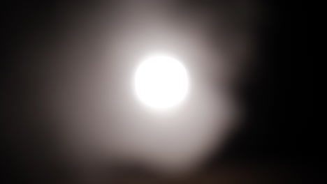 extraño, brillante, alienígena, luz de orbe ovni, luz de fantasma o luna con humo y niebla para halloween o ciencia ficción, fondo de ciencia ficción