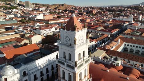 "encanto atemporal: ciudad colonial desde arriba"