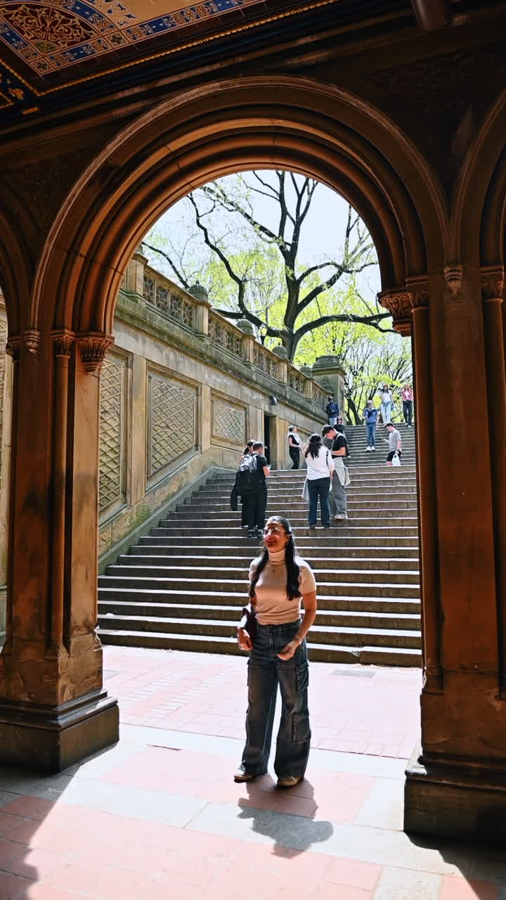 New York, USA, 3 agosto 2025: arcate e scale della Bethesda Terrace a Central Park, New York.