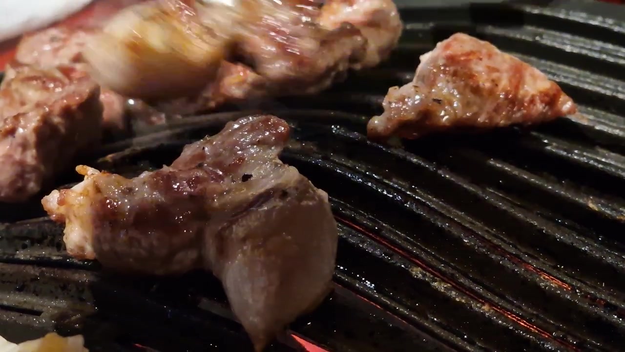 Koreansk barbecue, grilling av kjøtt på restaurantgrill, nærbilde