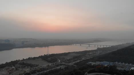 Wunderschönes-Stadtbild-In-Einem-Sonnenuntergang-Von-Seoul,-Südkorea,-Seoul-Tower,-Modernes-Gebäude-Und-Architektur