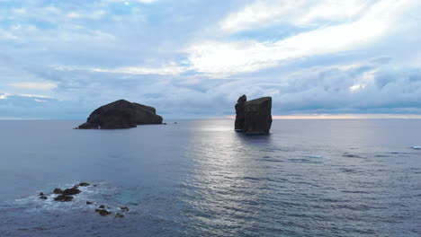 阿佐爾群島的聖米格爾島 (são miguel) 的海景與水中的岩石