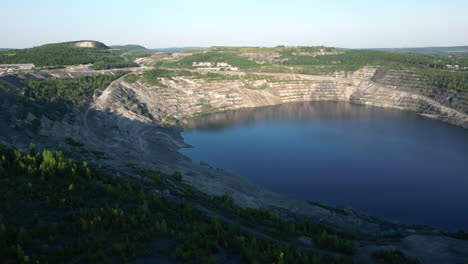 Un-Dron-Ha-Disparado-Un-Avión-No-Tripulado-En-Un-Campo-De-Amianto-En-Val-des-Sources,-Quebec,-Canadá.