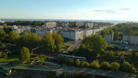 Vista-Panorámica-De-Torres-Marinas-Y-Edificios-Modernos-En-El-Puerto-De-La-Ciudad-De-Gdynia-En-Polonia-Bajo-Un-Cielo-Azul-Claro